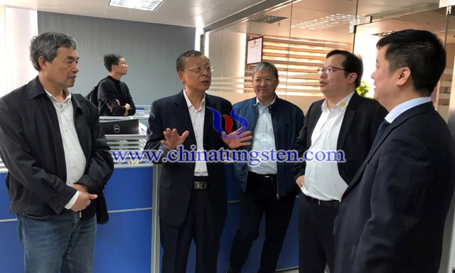 與會代表到東莞市數控刀具行業(yè)協(xié)會座談交流，並參觀國家模具產品品質監(jiān)督檢驗中心