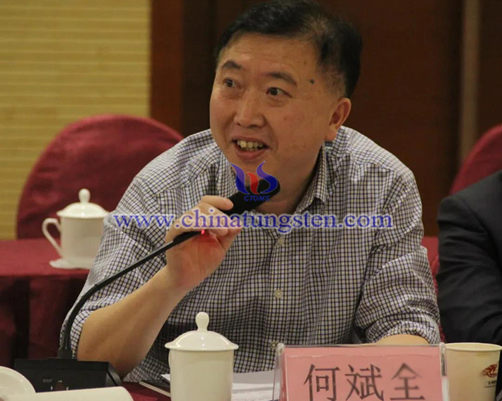 中國(guó)鎢業(yè)協(xié)會(huì)主席團(tuán)主席，湖南柿竹園有色金屬有限責(zé)任公司黨委書記、總經(jīng)理何斌全