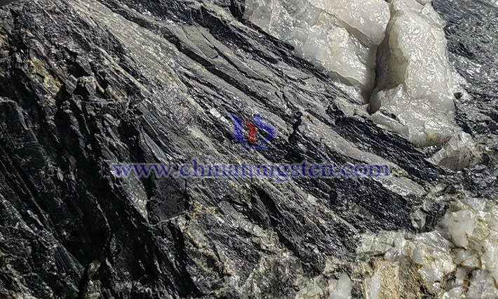 中鎢智造黑鎢礦圖片