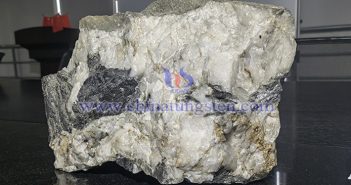 中鎢智造黑鎢礦圖片