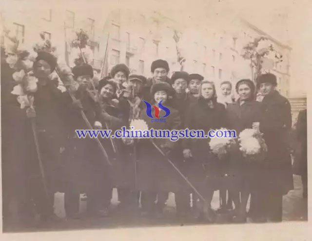 1955年11月，在莫斯科實習(xí)的學(xué)員參加十月革命勝利38周年慶典