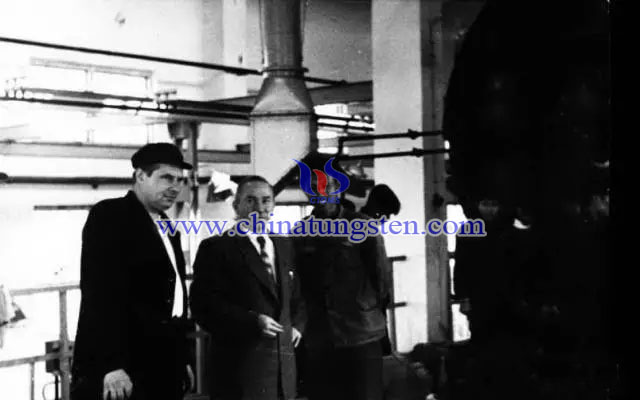 蘇聯(lián)專家和車間領(lǐng)導(dǎo)、技術(shù)人員一道操作