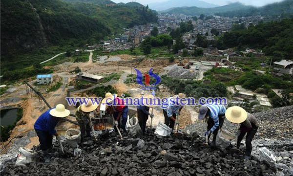 鎢礦開(kāi)采圖片