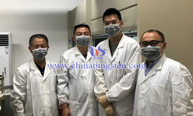 從左至右：協(xié)會辦公室主任方季云、江鎢控股進出口公司經(jīng)理常雨忠、上?；ぴ汗こ處熗醺呖　B門金鷺粉末海外銷售部經(jīng)理鄭志良